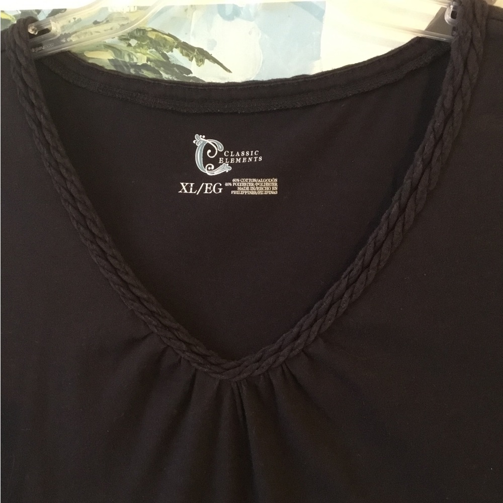 Classic Elements T-shirt Rope embossed neckline XL Black V-neck, short sleeve.